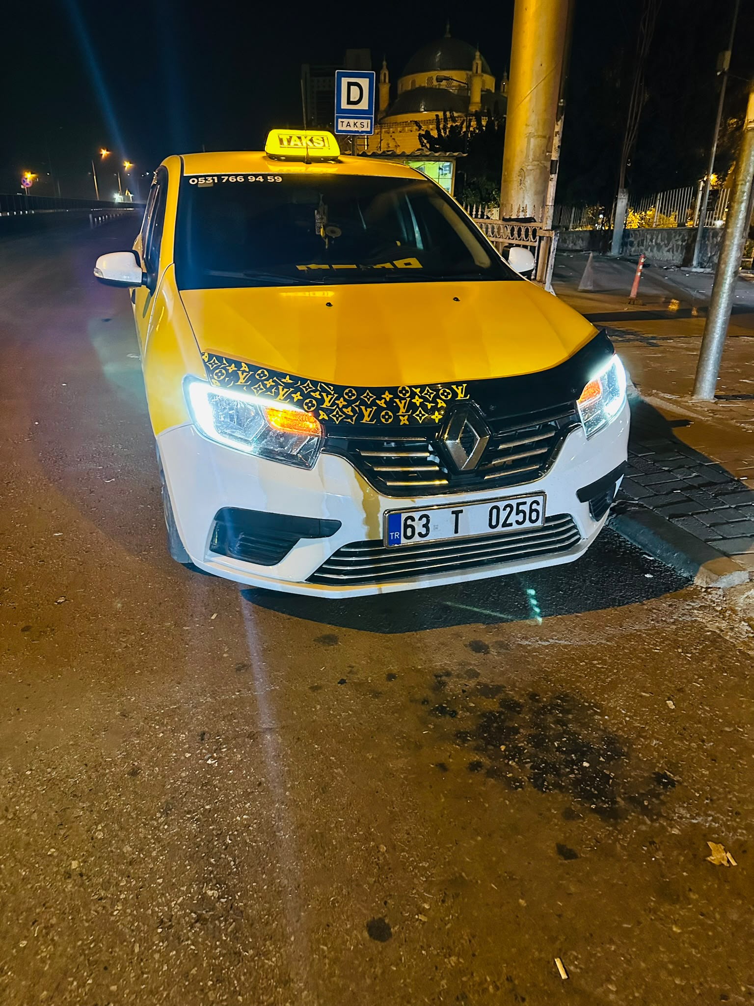 Gece şehir merkezinde taksi hizmeti
